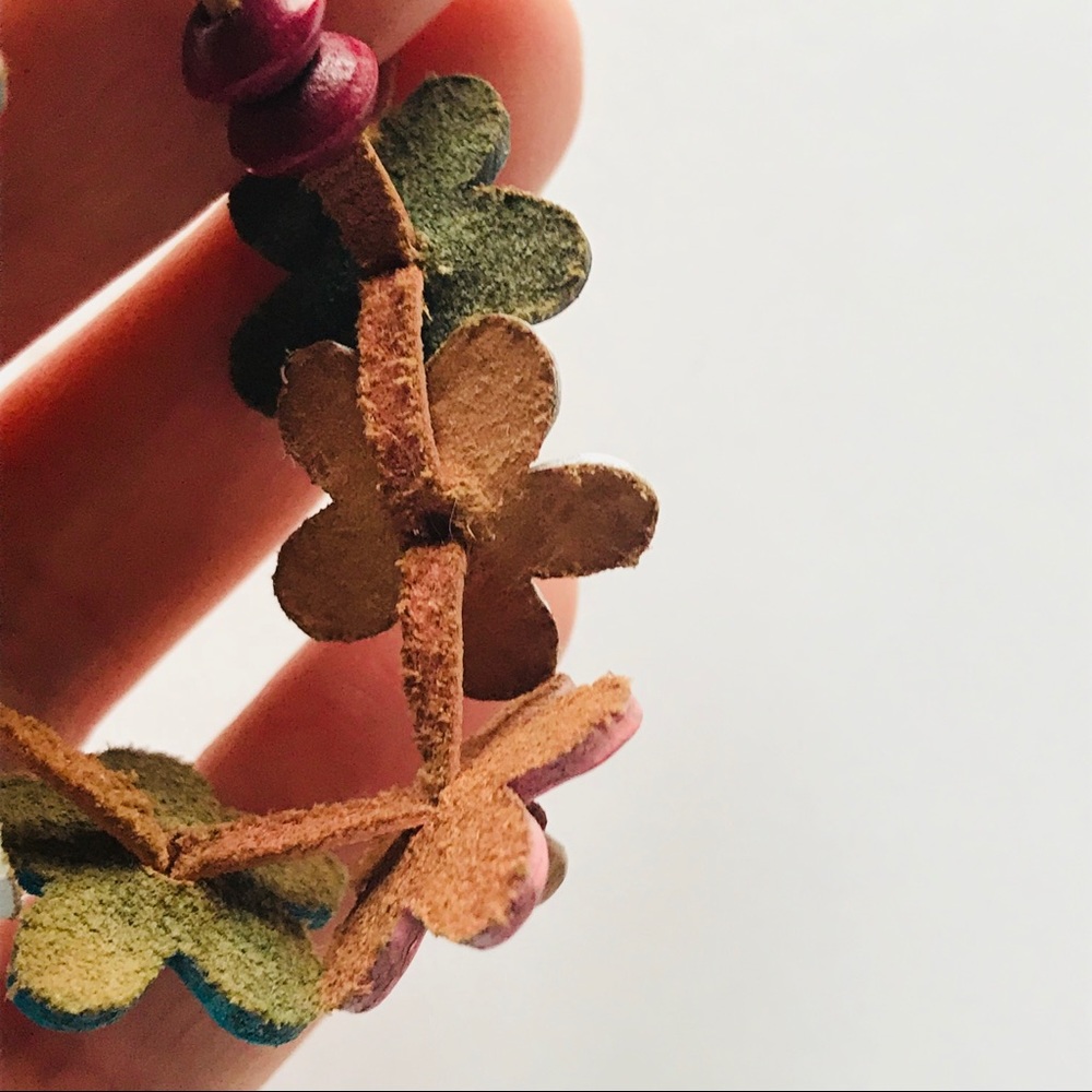 Adjustable flower bracelet - Picture 7 of 8